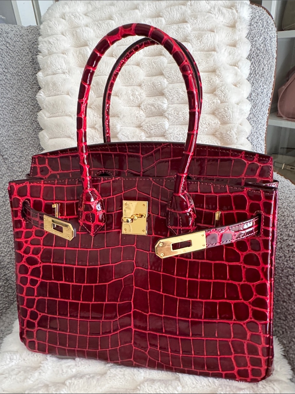 Burgundy Croc-Embossed Tote Bag with Gold Hardware, 30 cm (11.8 inches). - Picture 8 of 12